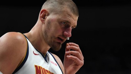 被戈贝尔防傻了！约基奇26中7生涯最差 正负值-21