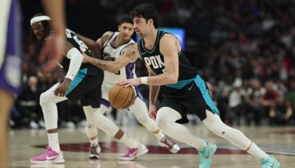 阿夫迪亚25+10阿丘瓦27+11 开拓者胜国王